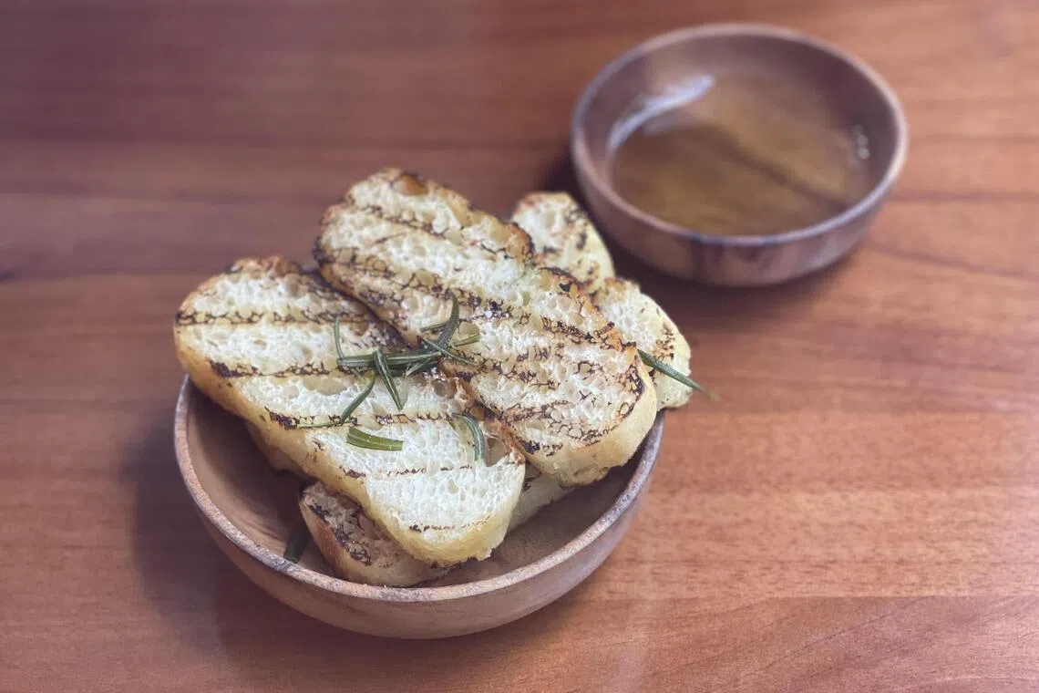 自制佛卡夏蘸特级初榨橄榄油，完美结合面包的咸香与橄榄油的清新。（黄靖晶摄）