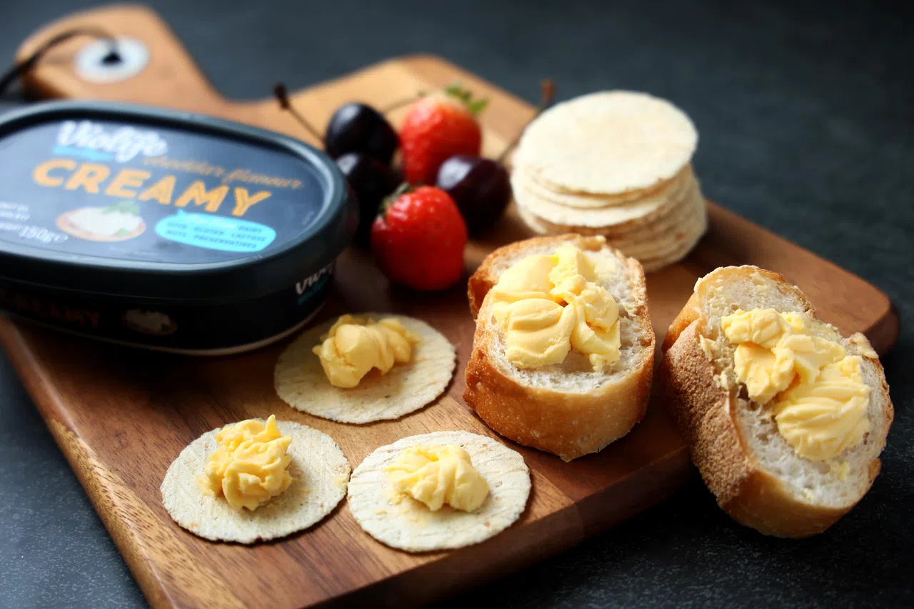 Violife切达乳酪属于纯素产品，适合所有人食用，可涂面包当早餐。（龙国雄摄）
