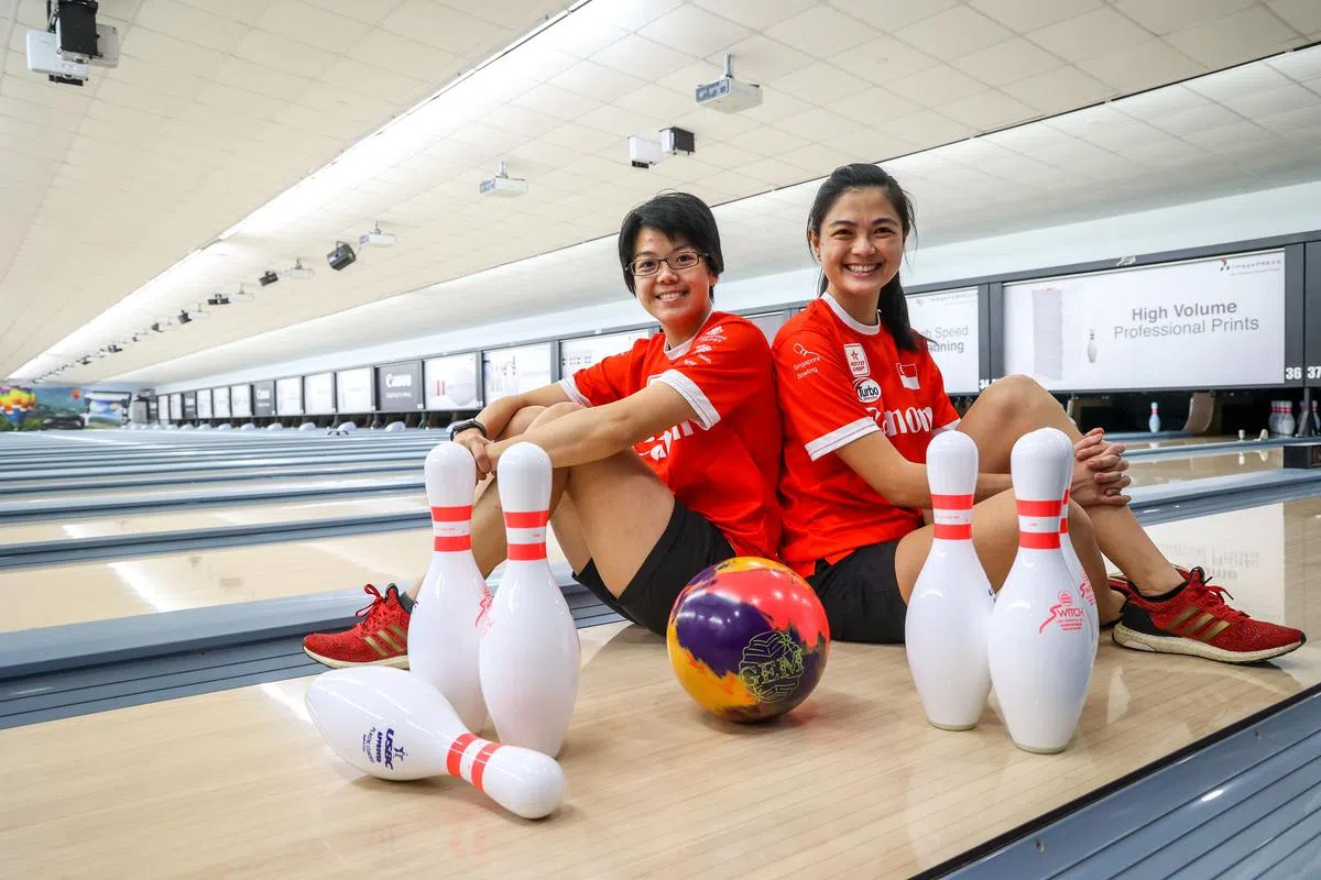 陈诗桦（左）与陈诗静已为新加坡国家保龄球队征战多年。（叶振忠摄）