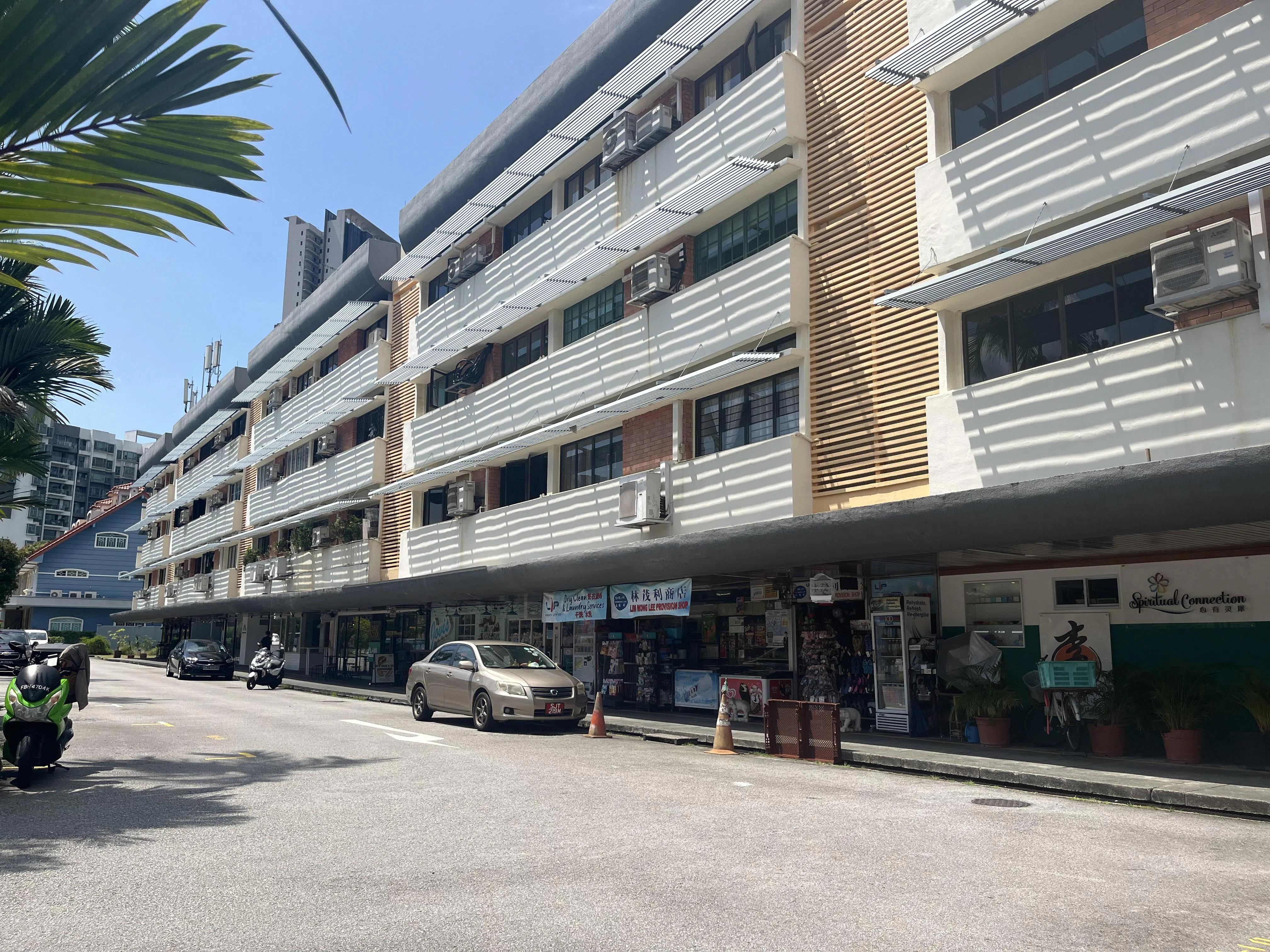 花柏通道104号（104 Faber Drive）一楼，白天和夜晚情调截然不同。（陈映蓁摄）