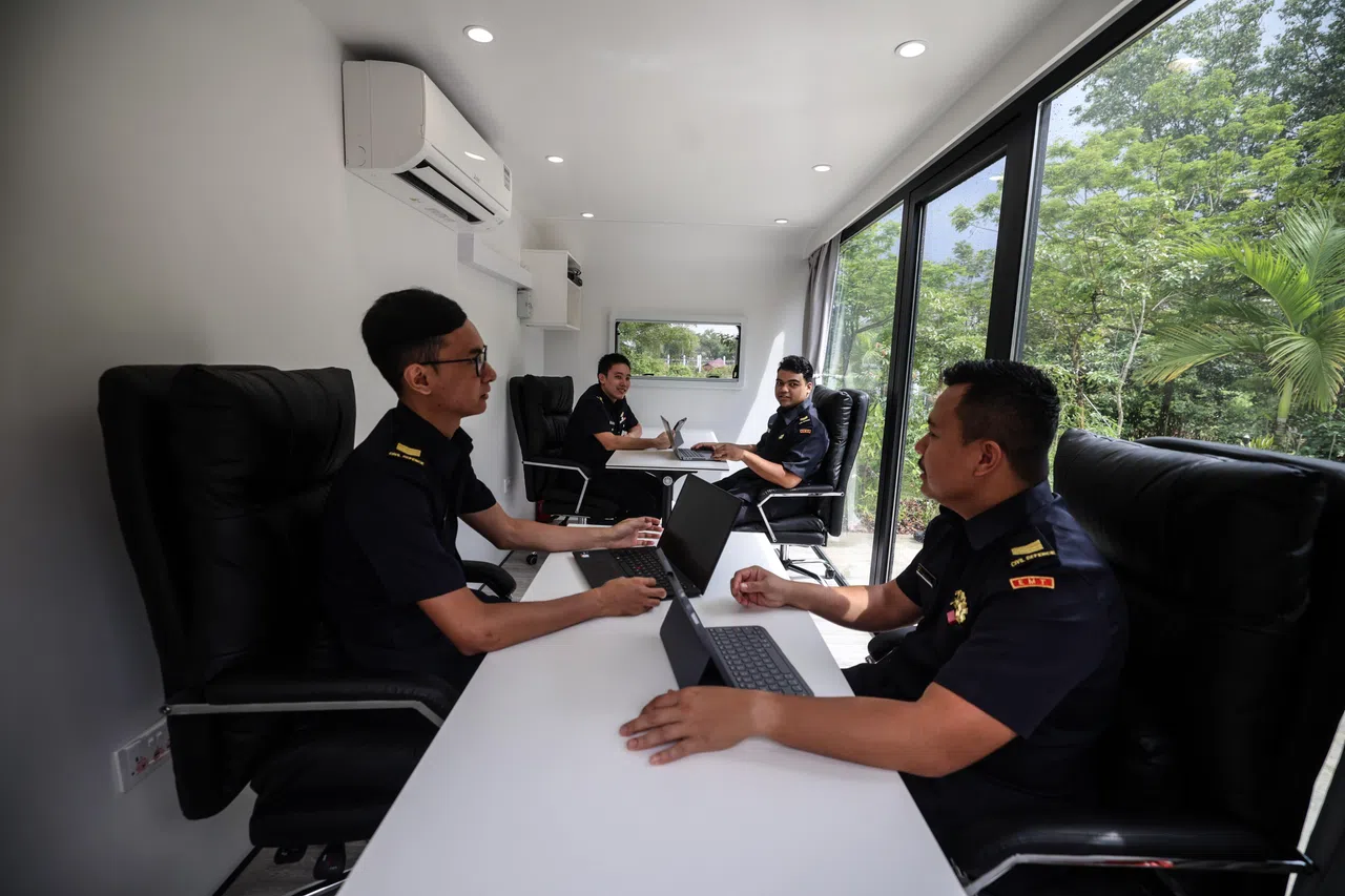 动态部署舱长4.5米、宽2.2米、高2.45米、重1.8吨，里头配备办公桌、车载充电器、冷气和电源插座，满足救护人员的日常办公和休息的需求。舱外也安装电眼，以策安全。（关俊威摄）