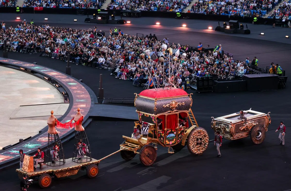 童话般的马车在亚历山大体育场亮相。（叶振忠摄）