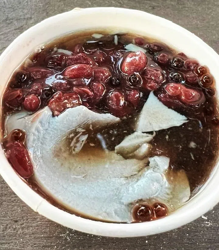 安平老街著名的“黑白豆花”。（许月英摄）