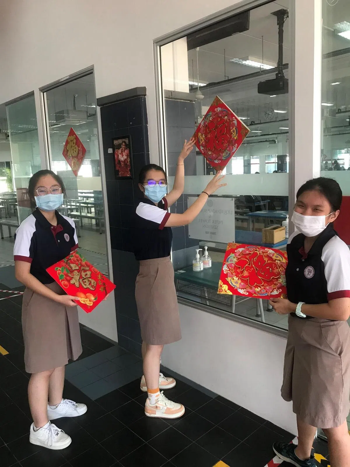 学生张贴春联，迎接虎年新春。（淡滨尼美廉初院提供）