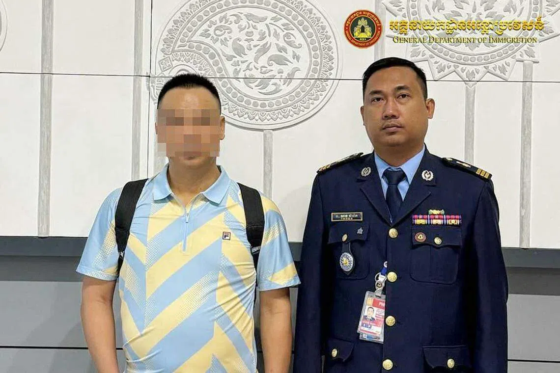 张瑞金（左）被柬埔寨当局驱逐出境。（取自柬埔寨移民局脸书）