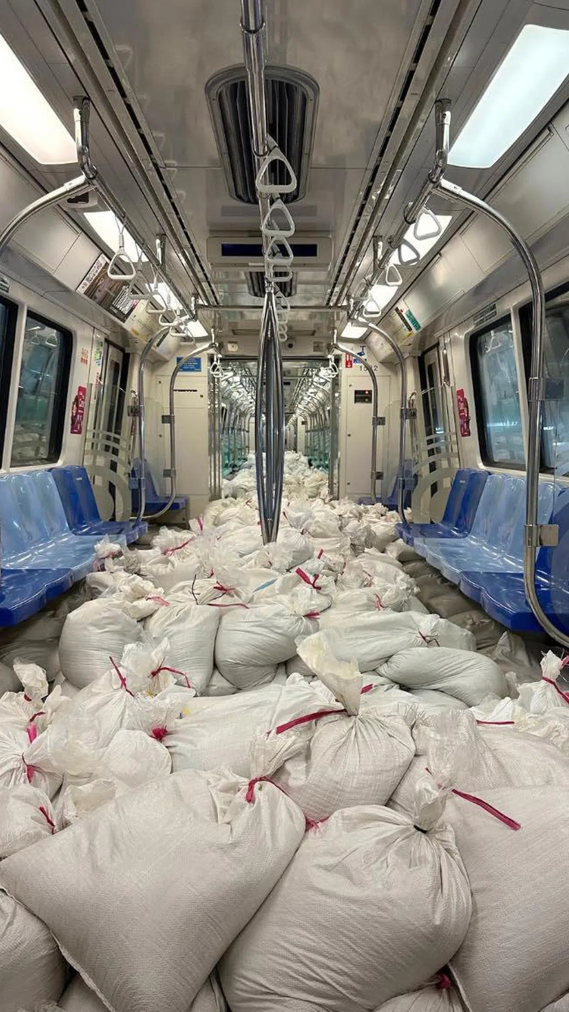 工作人员在普通列车上堆满沙袋，以模拟满载，在轨道上来回行驶进行耐力测试，确保新轨道安全无虞。（取自陆交局脸书）