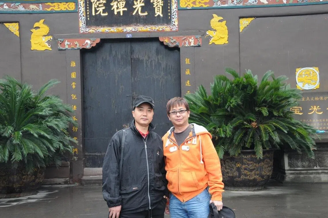 蒋保罗（右）向中国大陆变脸名师何洪庆学习川剧变脸。（受访者提供）