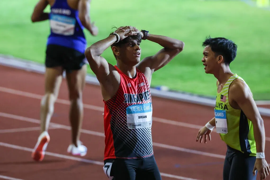 路易斯（中）赛后盯着场地内大荧幕确认成绩时，感到难以置信。（白艳琳摄）