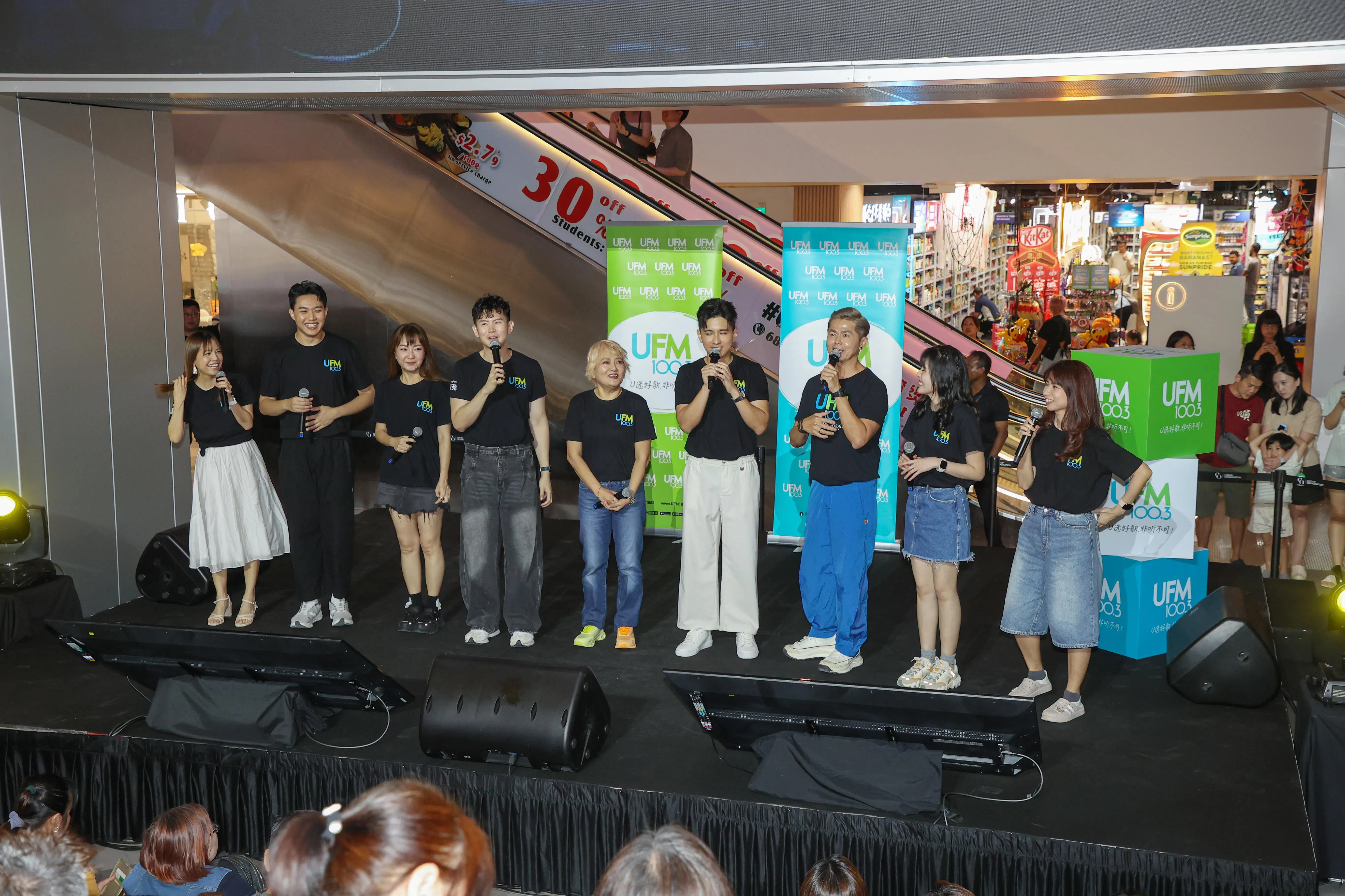 罗克敏（左三）的父亲10月11日过世，可是她仍敬业地参与并主持10月25日的“U选1000”终极倒数活动。（档案照）