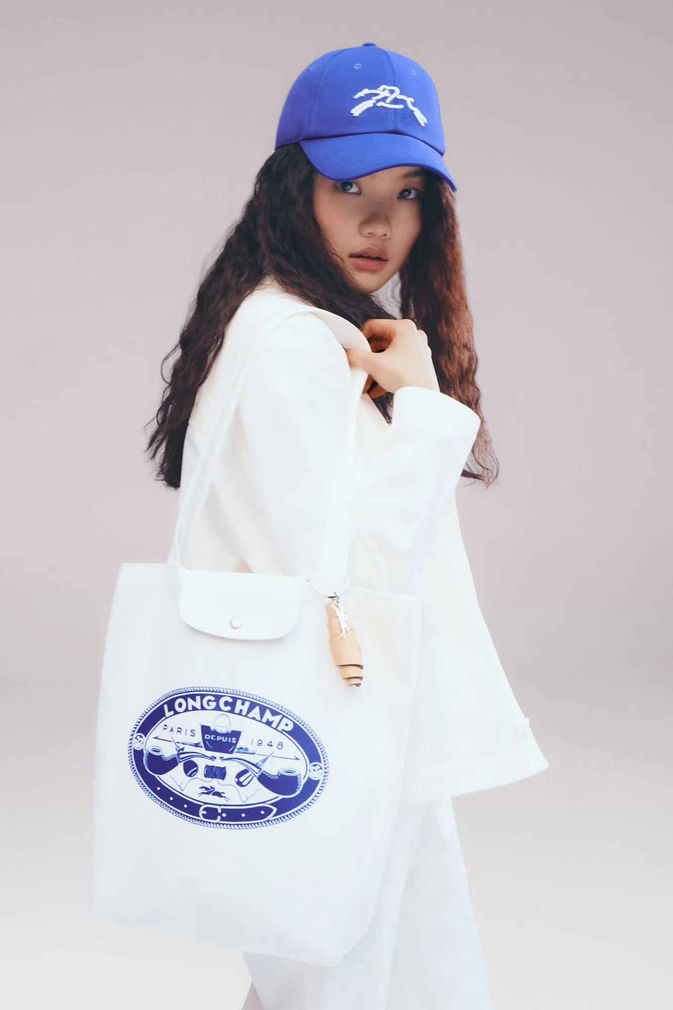 Longchamp x Constantin Le Pliage包与白色工装外套。（Longchamp提供）