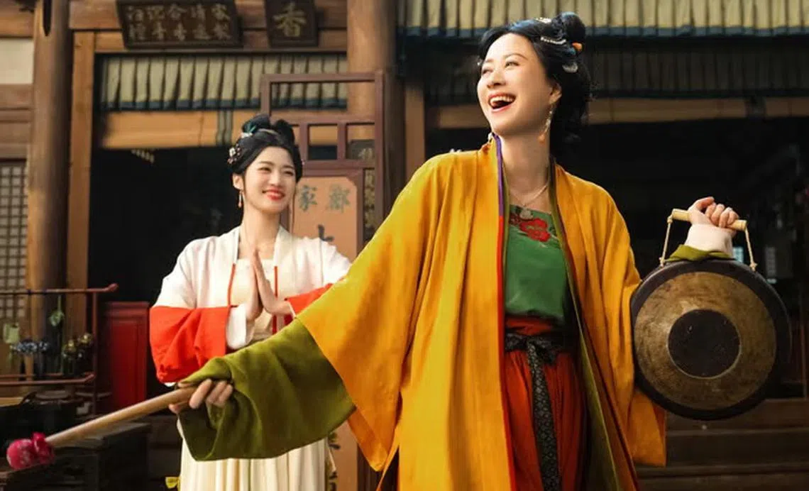 倪虹洁（右）饰演的郦娘子守寡，独子又夭折，为守护家业和女儿，只好用强悍性格武装自己，而五个女儿也在此家风之下，个个都不好惹。（取自剧集微博）