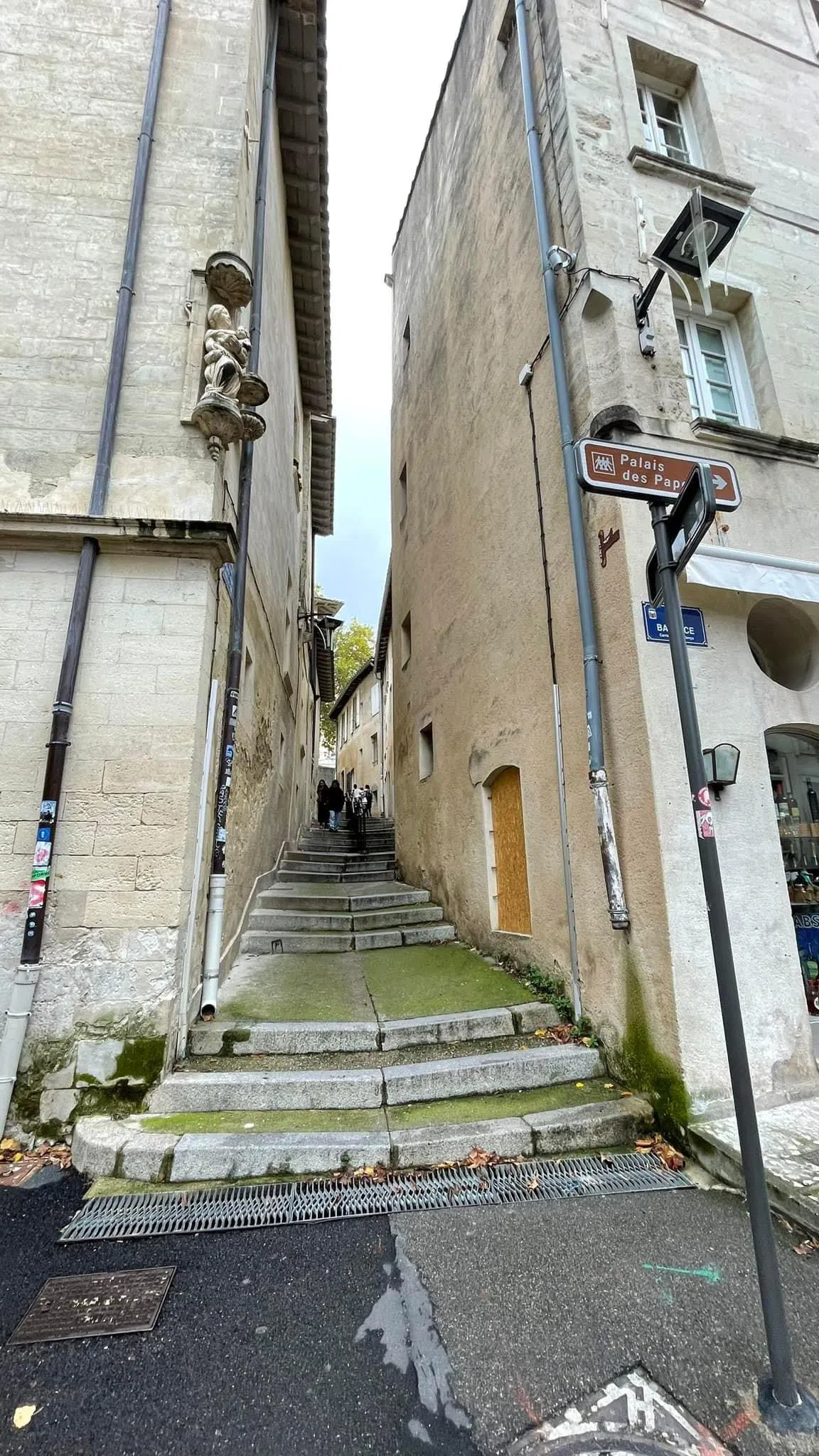 阿维尼翁建筑之间的窄巷，是该城一大特色。（王华儿摄）