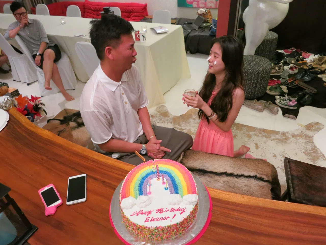 李凯馨（右）在李荣达为她举办的14岁生日会上，向他下跪致谢。（档案照）