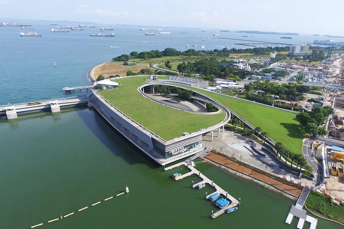 滨海堤坝既是蓄水池，也能在涨潮时自动关闸挡住海水，暴雨时开闸排水，解决了市中心的水患问题。（档案照）