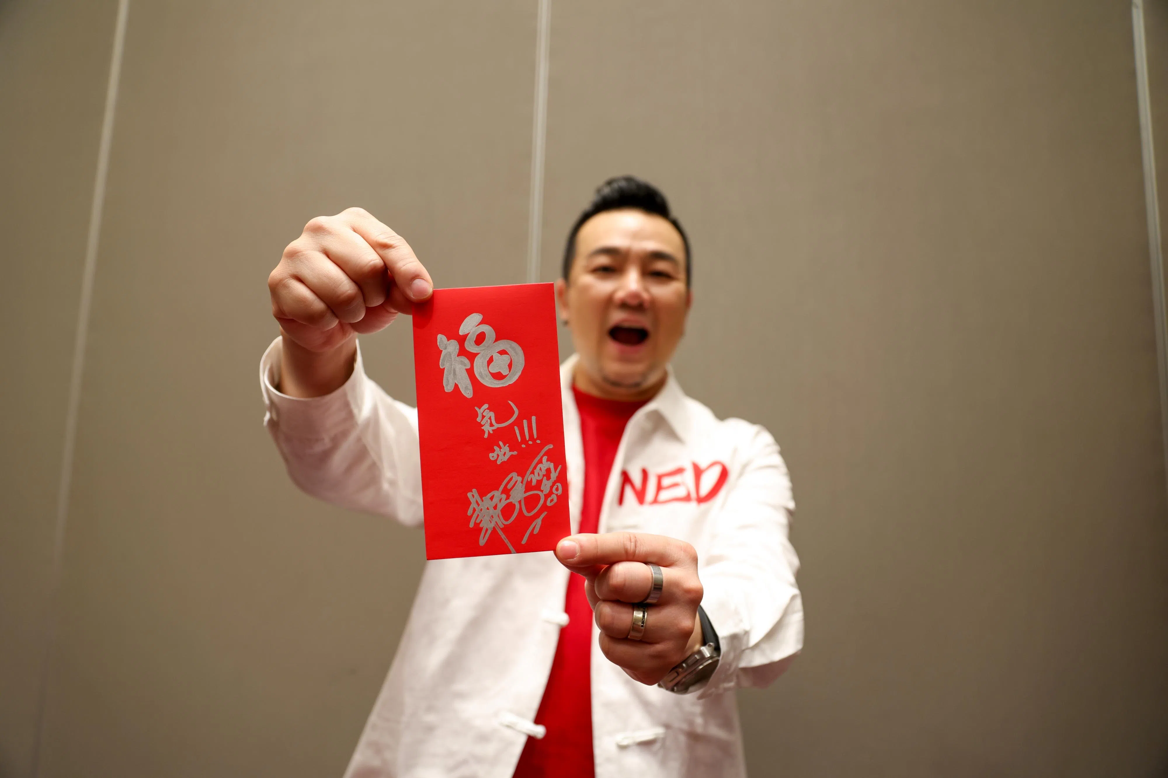 林德荣每年一定给父母包最大的红包，为老人家送上满满的祝福。（白艳琳摄）