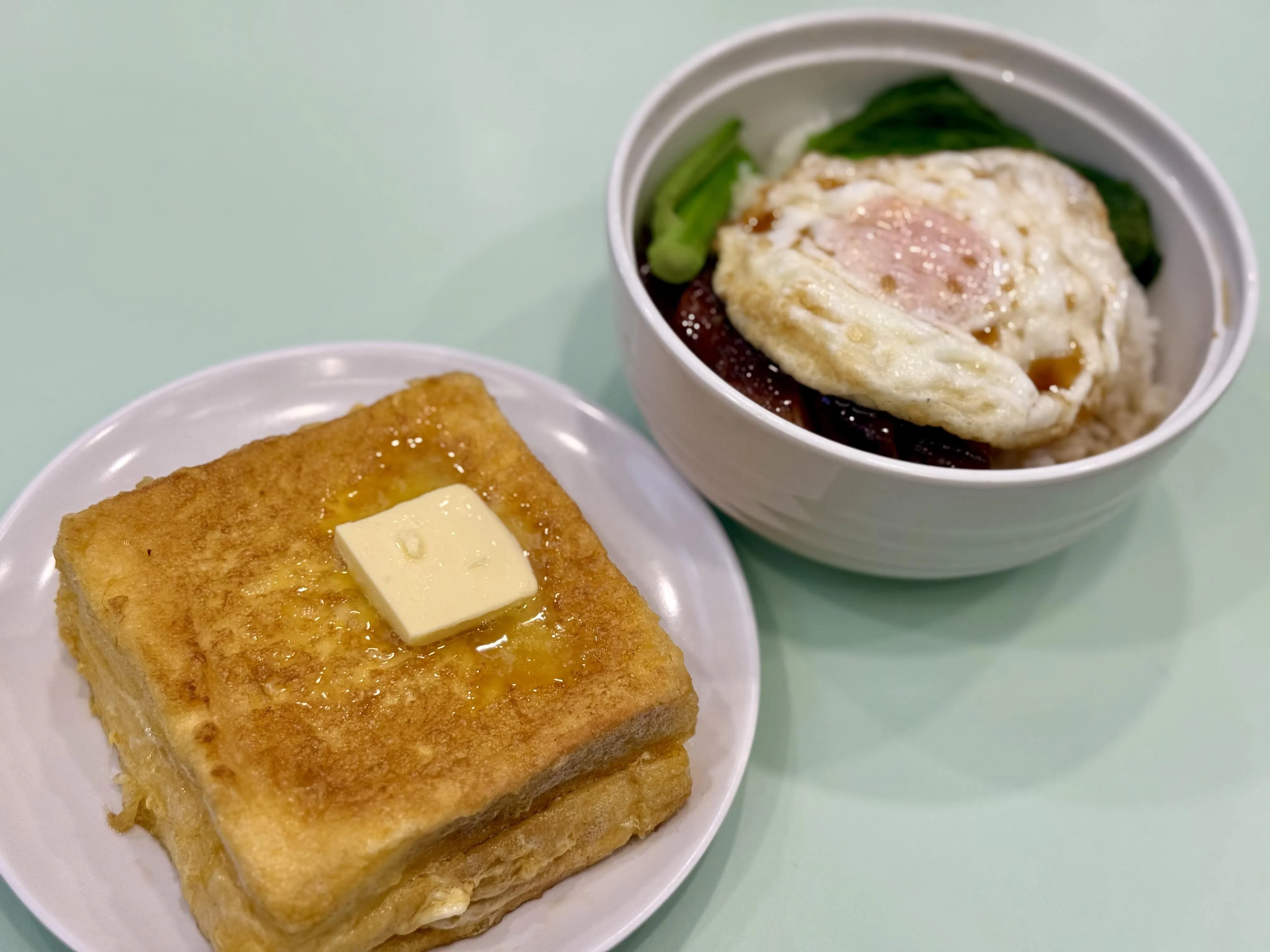 花生酱西多士外酥内软；“黯然销魂饭”以蜜汁叉烧搭配流心煎蛋，滋味浓。（叶晓虹摄）