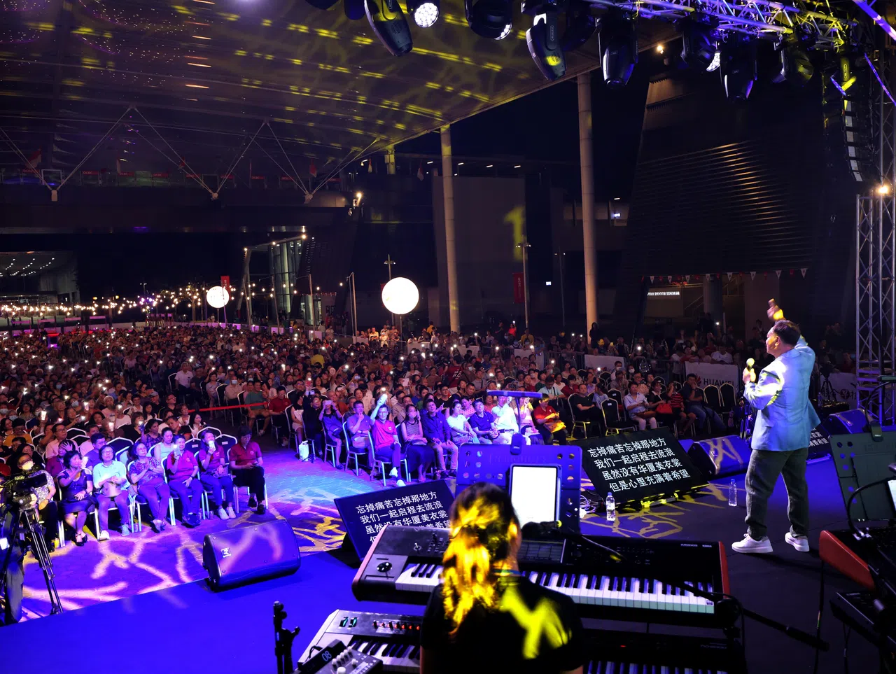 2023年7月8日，“传唱百年——当新谣邂逅民歌”演唱会上，台湾歌手施孝荣献唱时，台下的早报读者很有默契地打开手机灯光，现场气氛温馨。（龙国雄摄）