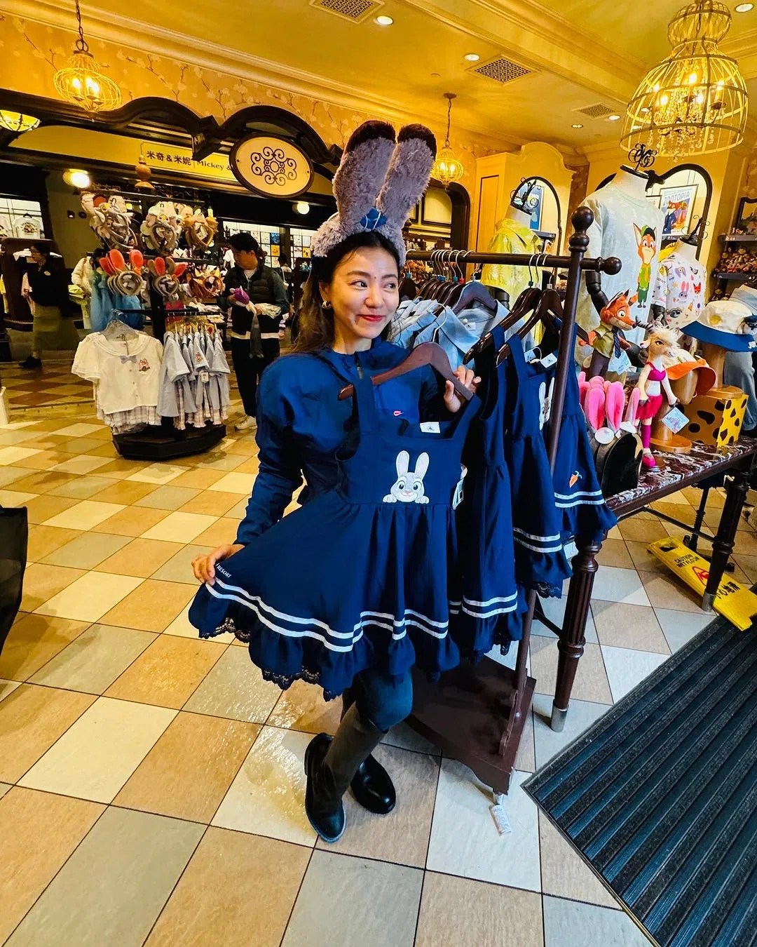 丁当4月17日刚过42岁生日，她选在上海迪士尼庆生。（取自丁当IG）