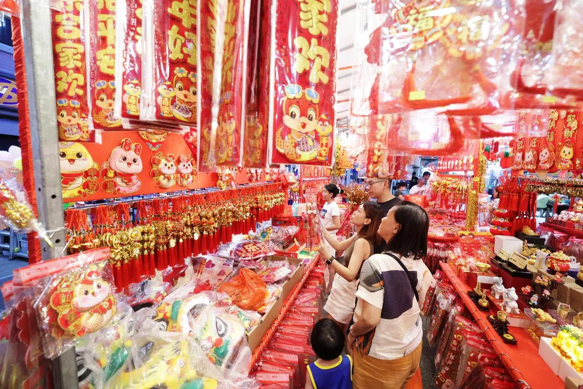 裕廊西第505座巴刹与熟食中心旁，有摊主去年12月底便搭棚售卖新年装饰。今年农历新年与去年圣诞节相隔仅约一个月，不少摊主迅速投入年货市场，为附近居民增添新年气氛，同时带动买气。（蔡家增摄）