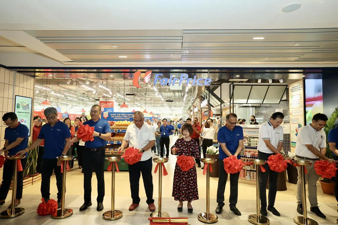 永续发展与环境部兼交通部高级政务部长许连碹博士（右四）星期五（8月30日）为平价超市城市广场（City Square Mall）分店主持推介仪式。（邝启聪摄）