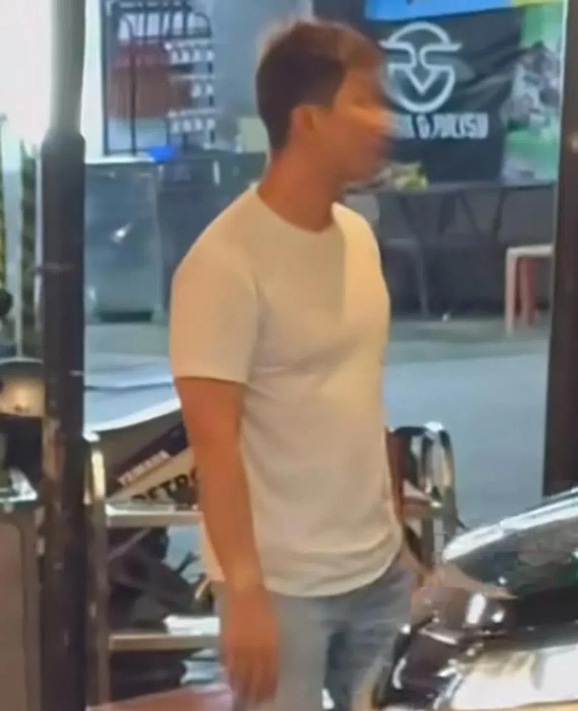 身穿白色T恤男驾驶下车后，看起来神志不清，有部分网民因此怀疑男驾驶可能涉酒驾或吸毒。（中国报）