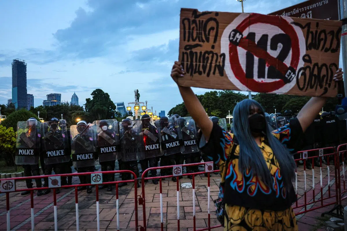 2021年11月，泰国法院裁定，三名学运领袖要求改革王室的诉求，具有推翻君主立宪制的意图，引起大批青年不满，高举废除冒犯君主罪的标语抗议。（法新社）