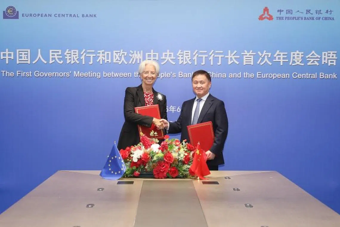 中国央行行长潘功胜（右）和欧洲央行行长拉加德在会谈后，签署《中国人民银行和欧洲中央银行合作谅解备忘录》。（中国央行官网）
