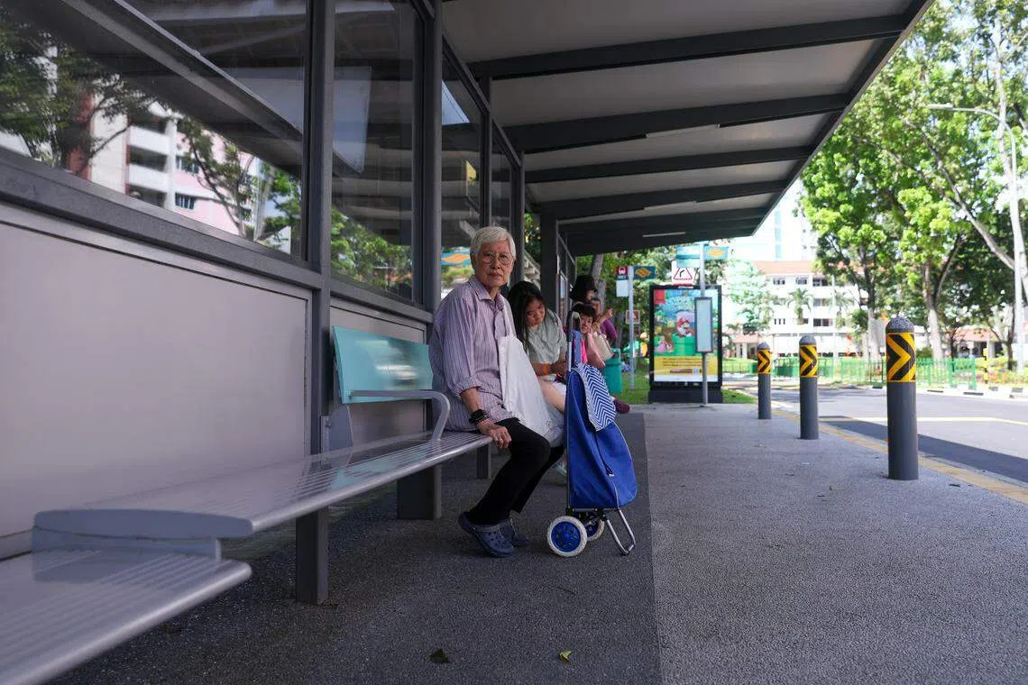 杨厝港区的巴士车站也纳入了一些方便年长者的设计，包括有不同高度的座位，座位也设有扶手方便年长者起身。（白艳琳摄）