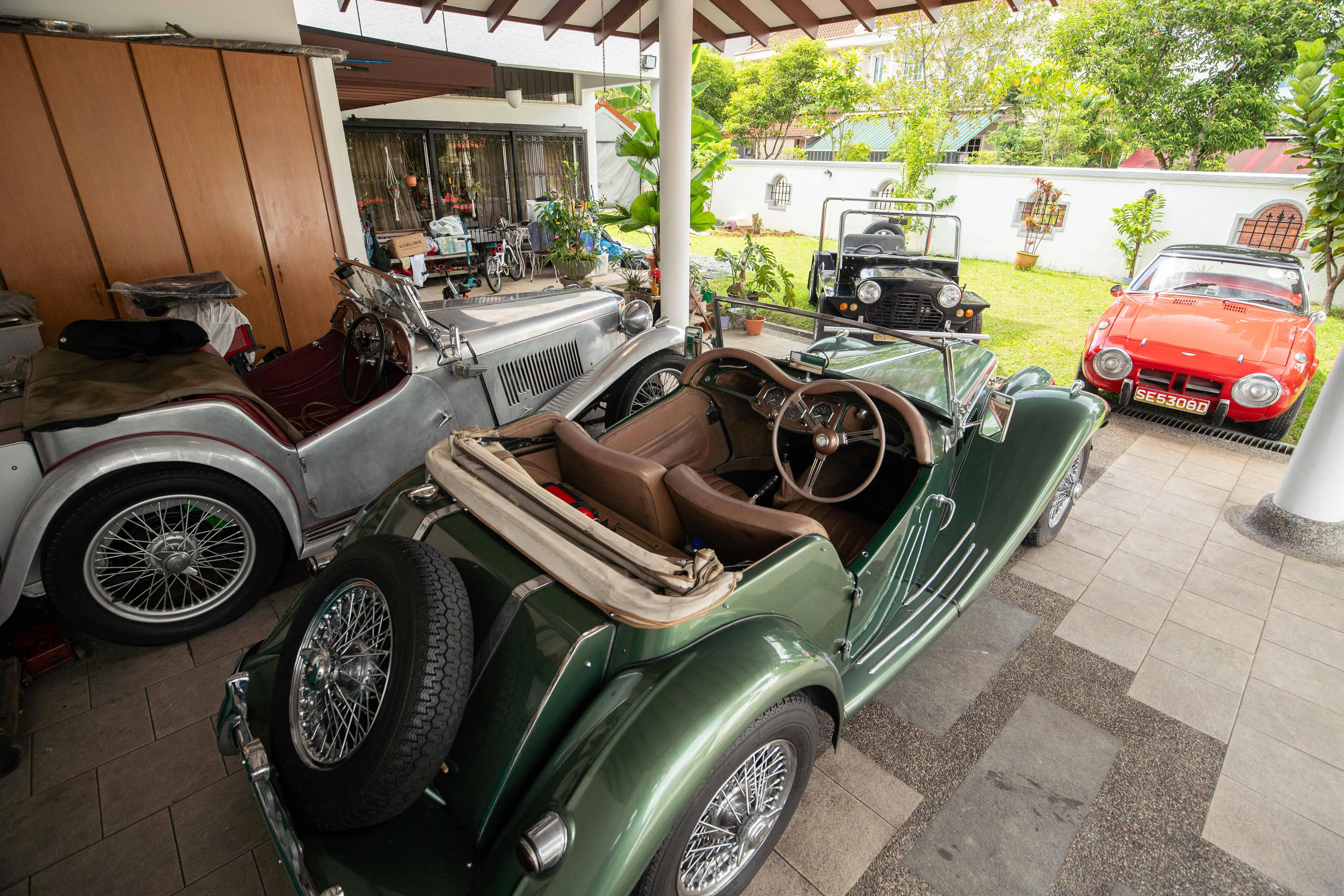 陈健泰家中放了几辆老爷车，有MG TA、MG TF、丰田S800和Mini Moke。（特约摄影张荣）