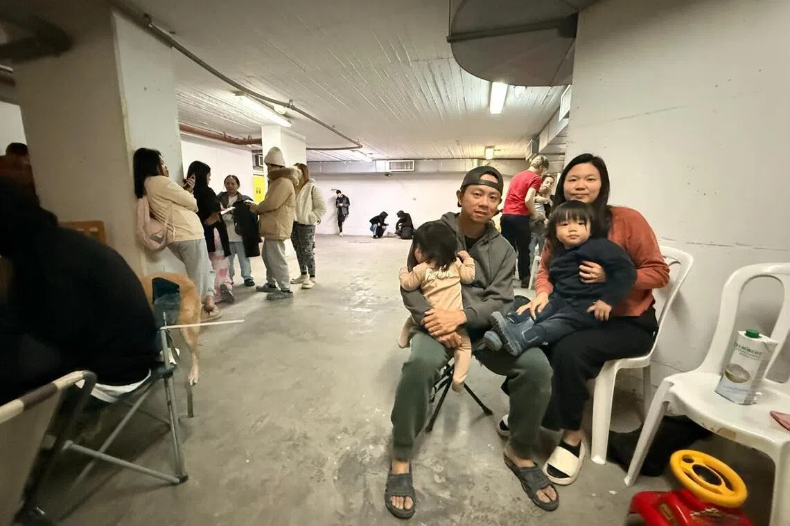 在以色列生活10多年的神职人员林中平（左一）与妻子和一对子女住在以色列的耶路撒冷。过去两天，他们在空袭警报声响起时，与同楼层邻居一同躲入高楼住家的楼梯间防空壕。（受访者提供）