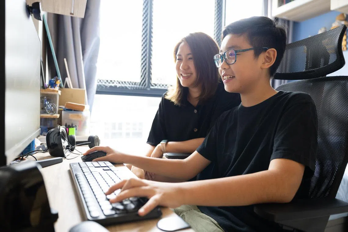 陈俐锨平时会关注儿子冯文昊玩哪些线上游戏。（特约沈康雄摄）