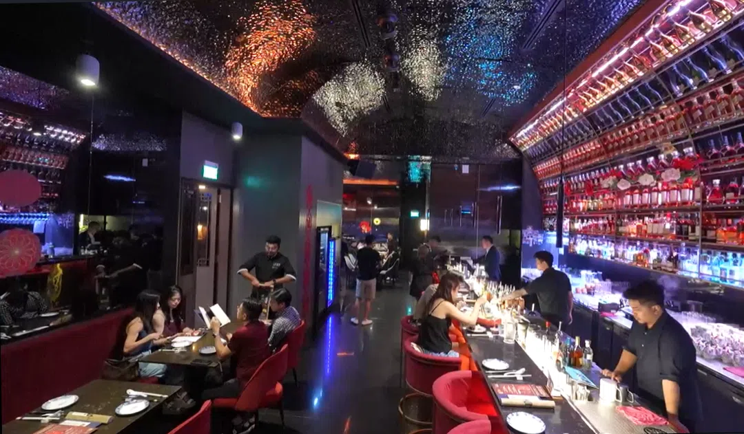 “食拿酒稳”餐厅在装修时特意聘请专业灯光师调整灯光。（视频截图）