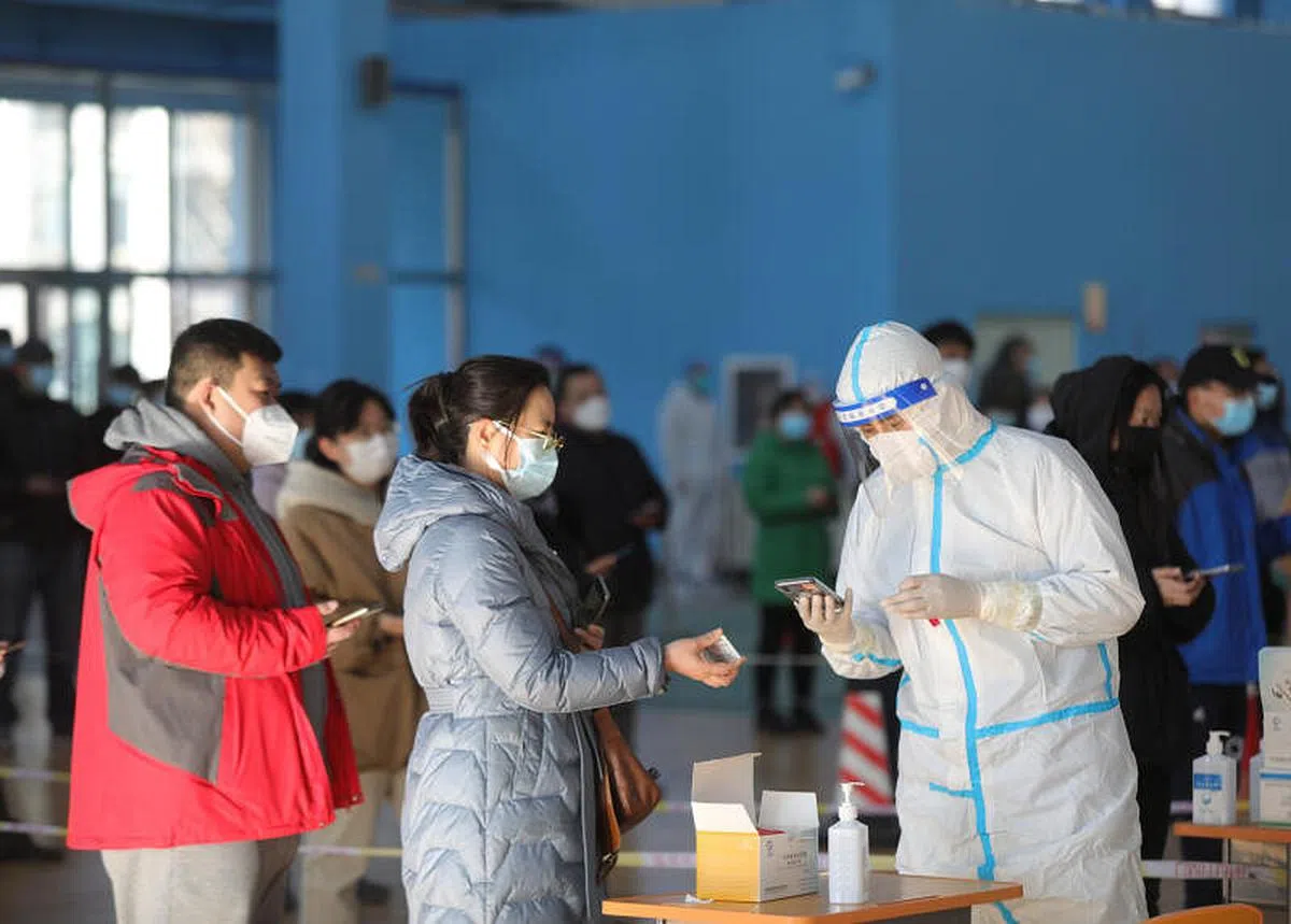 中国大陆不少城市已做过全员检测。3月19日，在沈阳市和平区126中学长白岛校区核酸检测点，工作人员为市民录入登记信息。沈阳市全体市民当天进行第二轮核酸检测。（新华社）