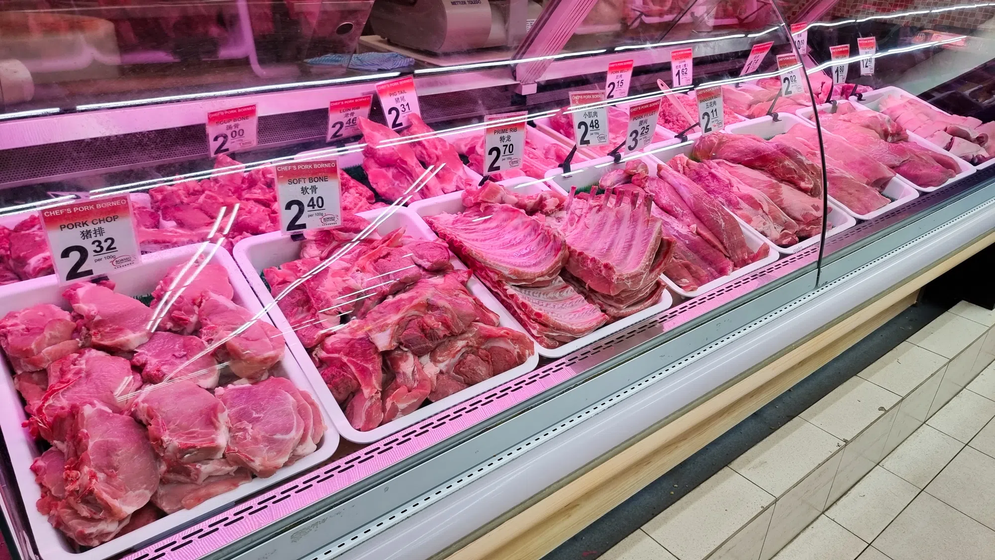鲜猪肉专柜的精选猪肉每天新鲜送达，确保在到达顾客手中之前保持最佳状态。（图/商家提供）