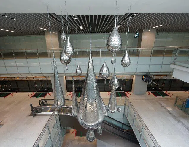 宝门廊地铁站内的大型垂吊艺术品，由陈俊达的团队设计。（受访者提供）