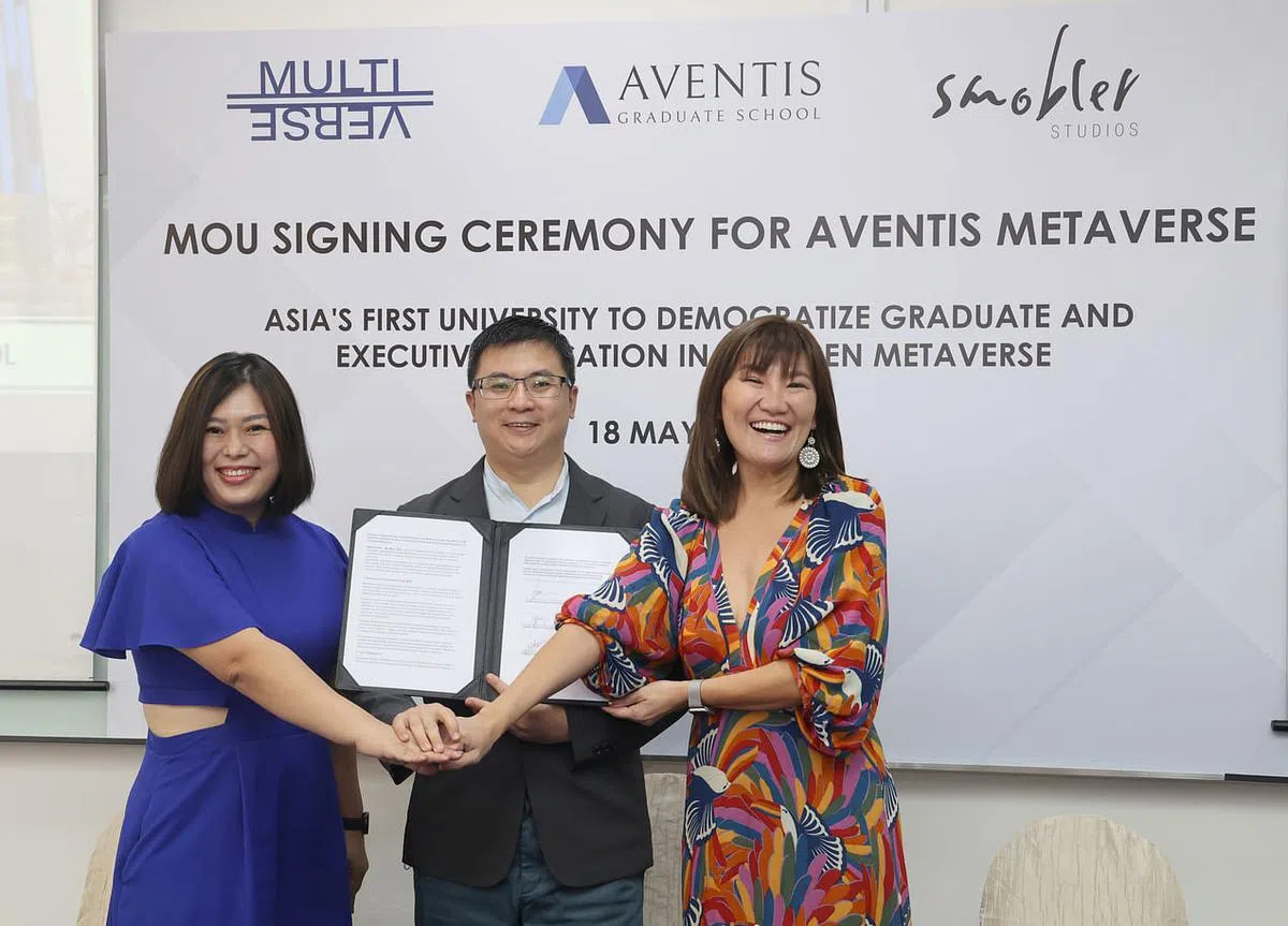 Multiverse Labs新加坡公司董事程星妮（左起）、Aventis总经理张一顺和Smobler Studios创办人陈仙凤签署合作谅解备忘录。（邬福梁摄）