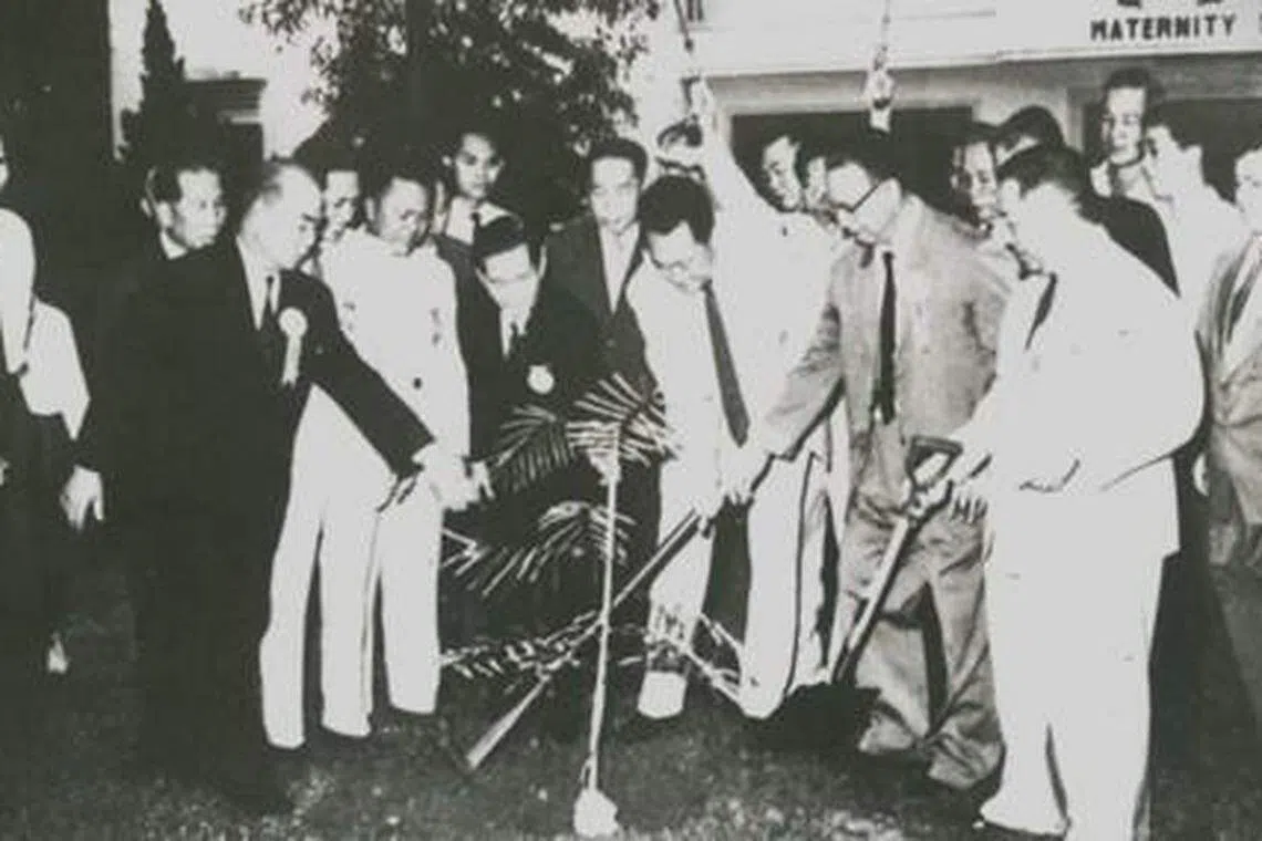 广惠肇留医院总裁莫应章医生说，这棵凤凰木历史悠久，是建国总理李光耀（右三）于1963年时种下的，在医院矗立了60多年，也是全国树龄最老的纪念树之一。（广惠肇留医院提供）