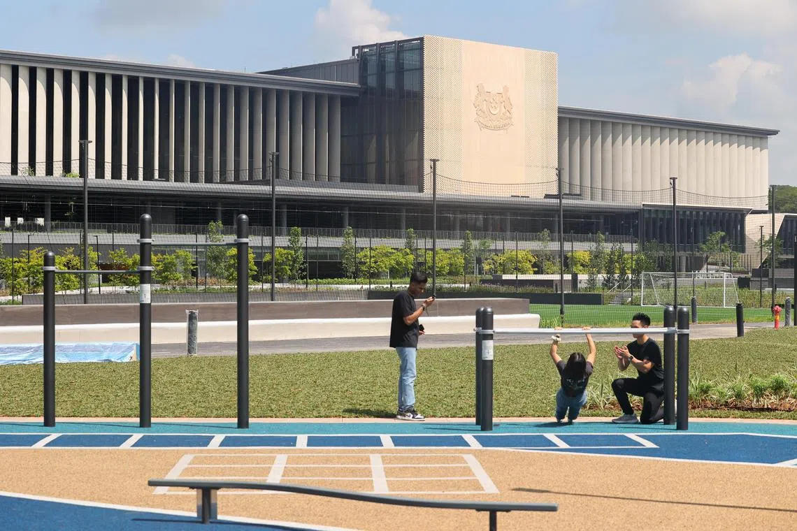 公众可到户外健身区健身。（陈斌勤摄）