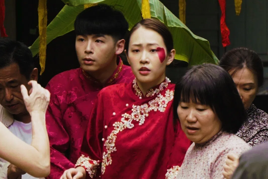 程家颉和林昭婷穿越到1965年的新加坡甘榜。（新传媒提供）