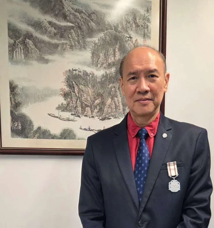官荣堂曾在2021年荣获公共服务奖章（图），此番在临近卸任前获得级别更高的公共服务星章，让他感觉非常有意义。（受访者提供）