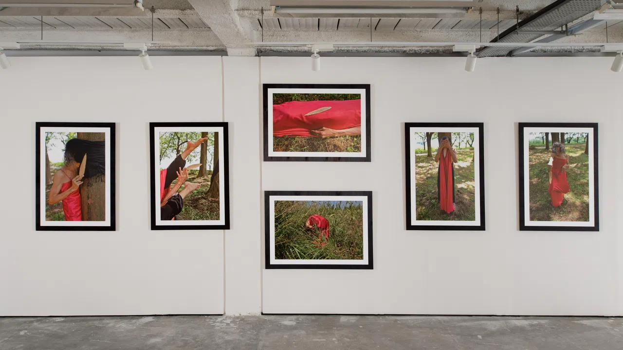 黄汉冲拍下李文为他做的一场红人的行为演出《与一根叶子对话》。（The Institutum提供）