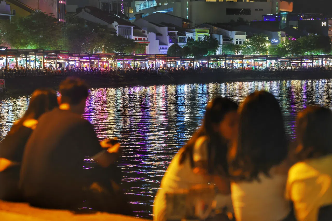 徐芳达指出，新加坡河商家组织是地区管理的先行者，夜生活复兴计划体现了公私合作。目前已有20份在驳船码头开设酒吧和夜店的申请正受评估。（郑一鸣摄）