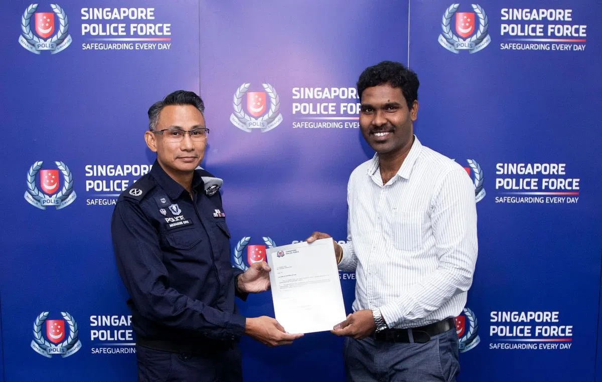 高级工程师潘地安获颁公共精神奖。（新加坡警察部队提供）