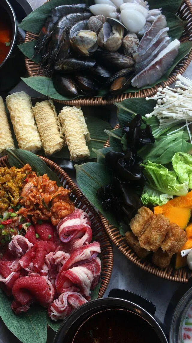 Jing餐馆的自助料理台选项很多，从海鲜、涮肉、蔬菜、菇类到丸子，应有尽有。（餐馆提供）