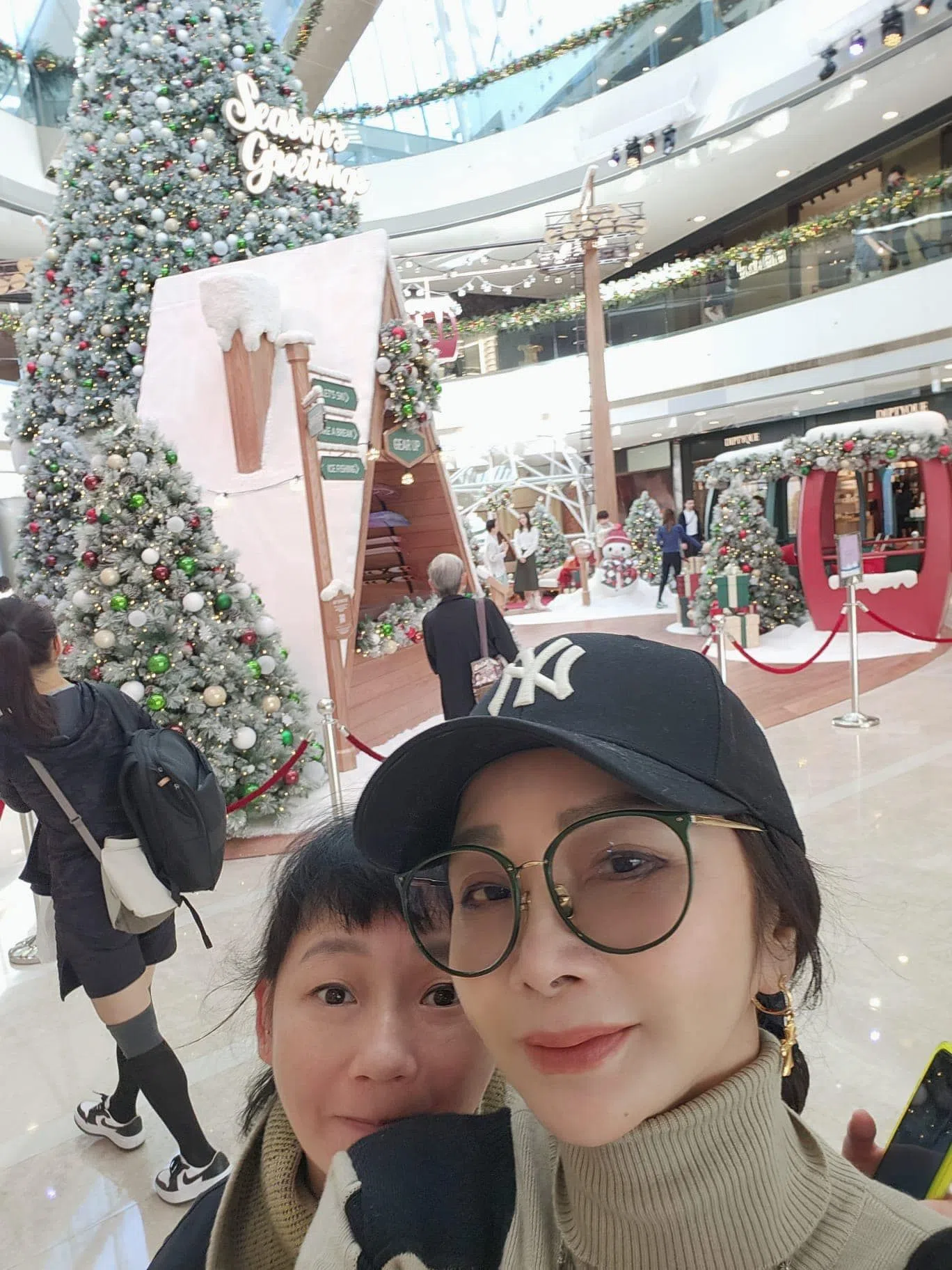 陈美凤（右）去香港玩却弄丢钱包。（互联网）