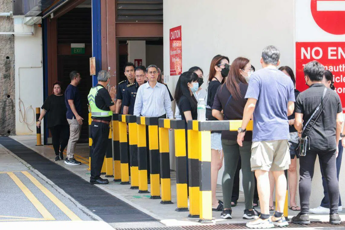 内政部兼国家发展部政务部长费绍尔副教授于中午12时40分抵达殓尸房，他早上出席另一活动致辞前，以沉重的心情哀悼死者。（李冠卫摄）