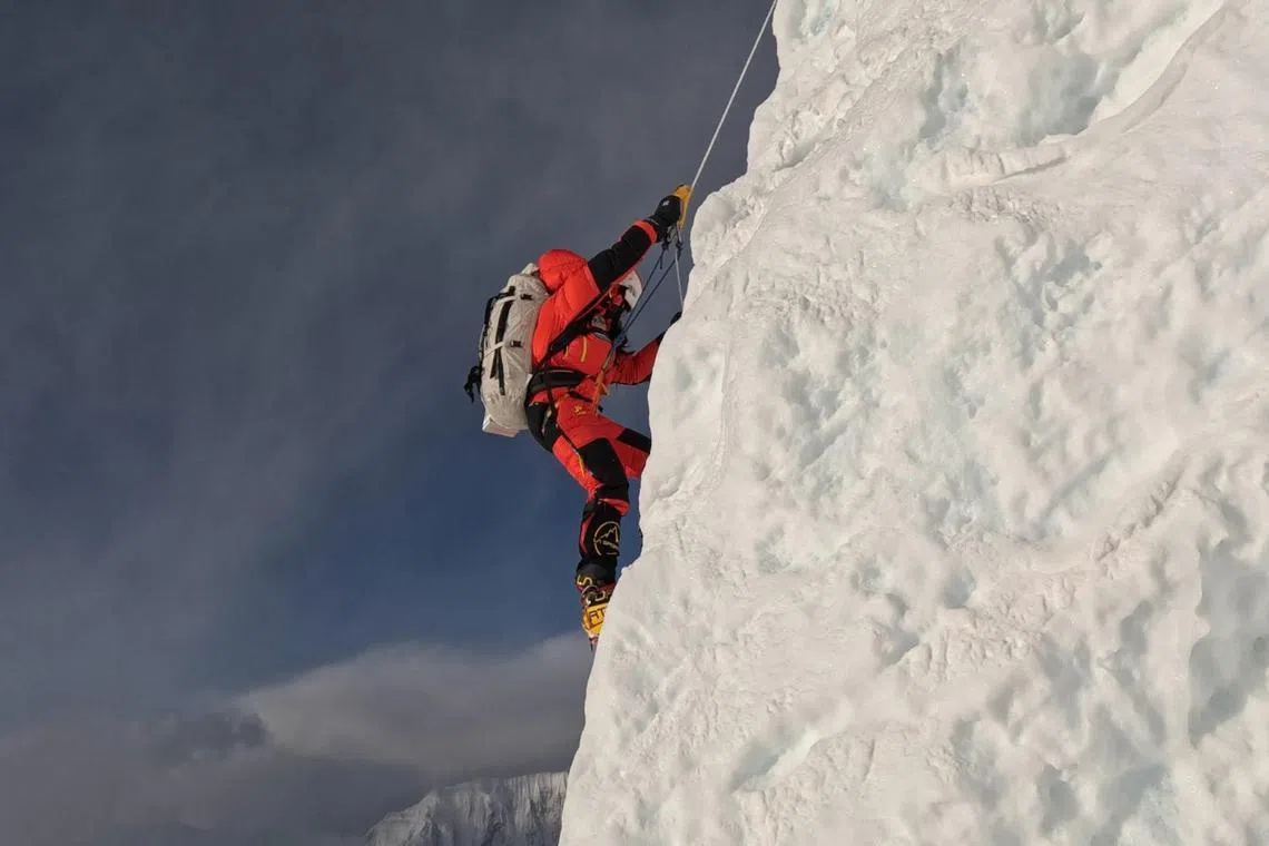 对曾小耘来说，攀上安纳普尔纳峰，比攀登世界最高峰珠穆朗玛峰更难，原因是前者有很多近乎垂直的冰岩、冰岩混合地形，以及悬岩等挑战必须克服。图为曾小耘这次攀爬安纳普尔纳峰时的画面，由另一名攀山员Song Yujiang所摄。（受访者提供）