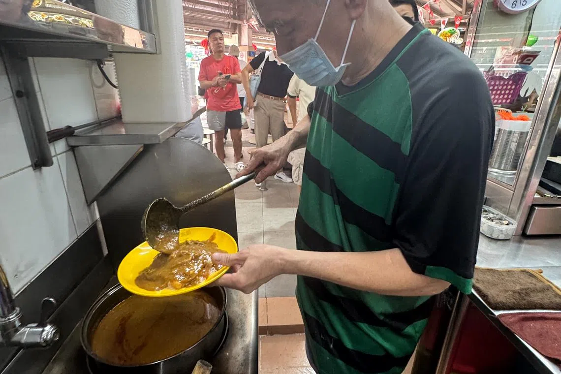 沙爹米粉的灵魂在于沙爹酱，“中心沙爹米粉”的沙爹酱每天新鲜制作。（翁铭芯摄）