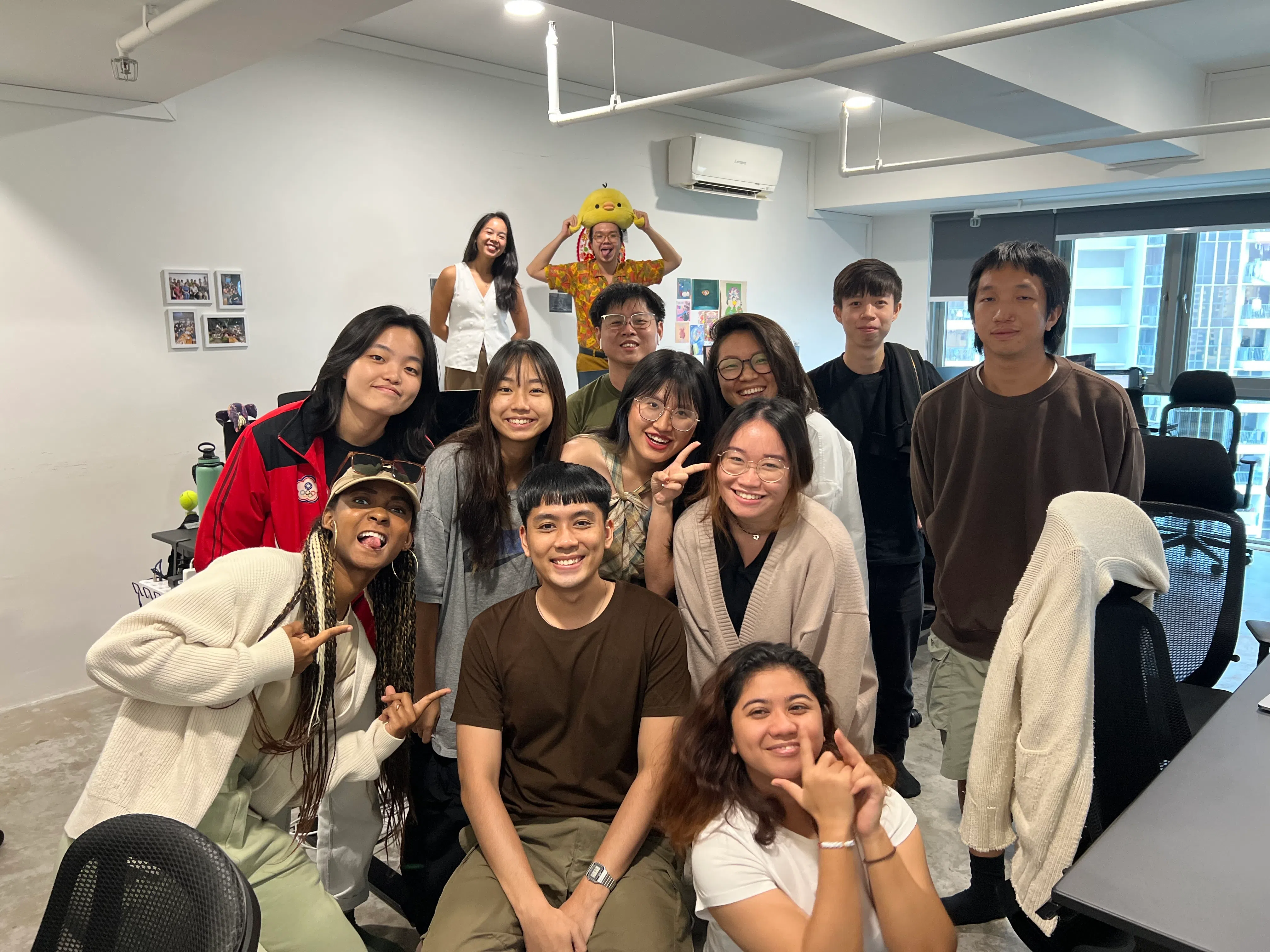 文帝（前排左）与OGS制作团队，通过多元视角看新加坡。（受访者提供）