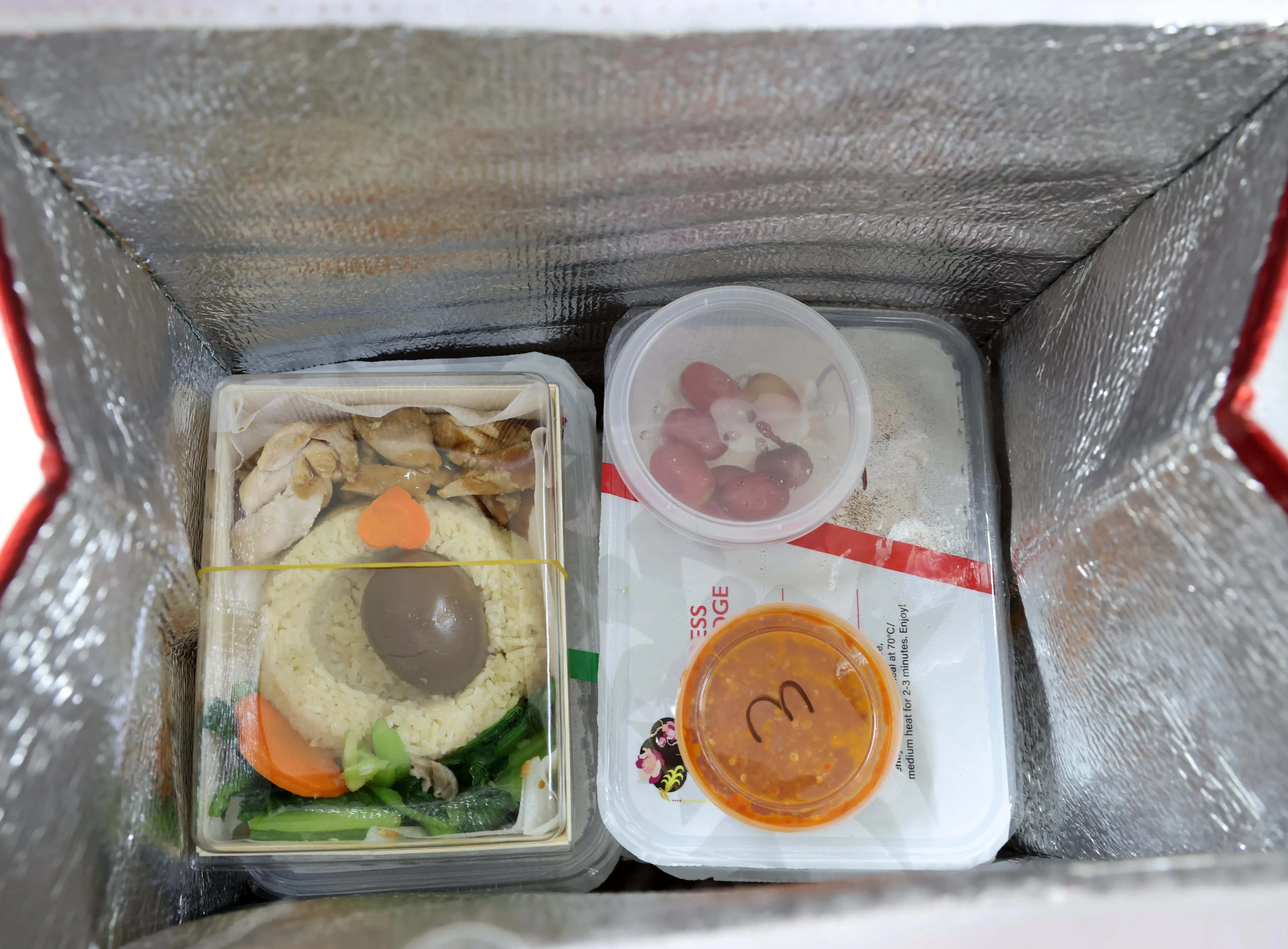 皇后家宴的食物采用封膜真空包装，以加强顾客信任与食品安全。（梁麒麟摄）